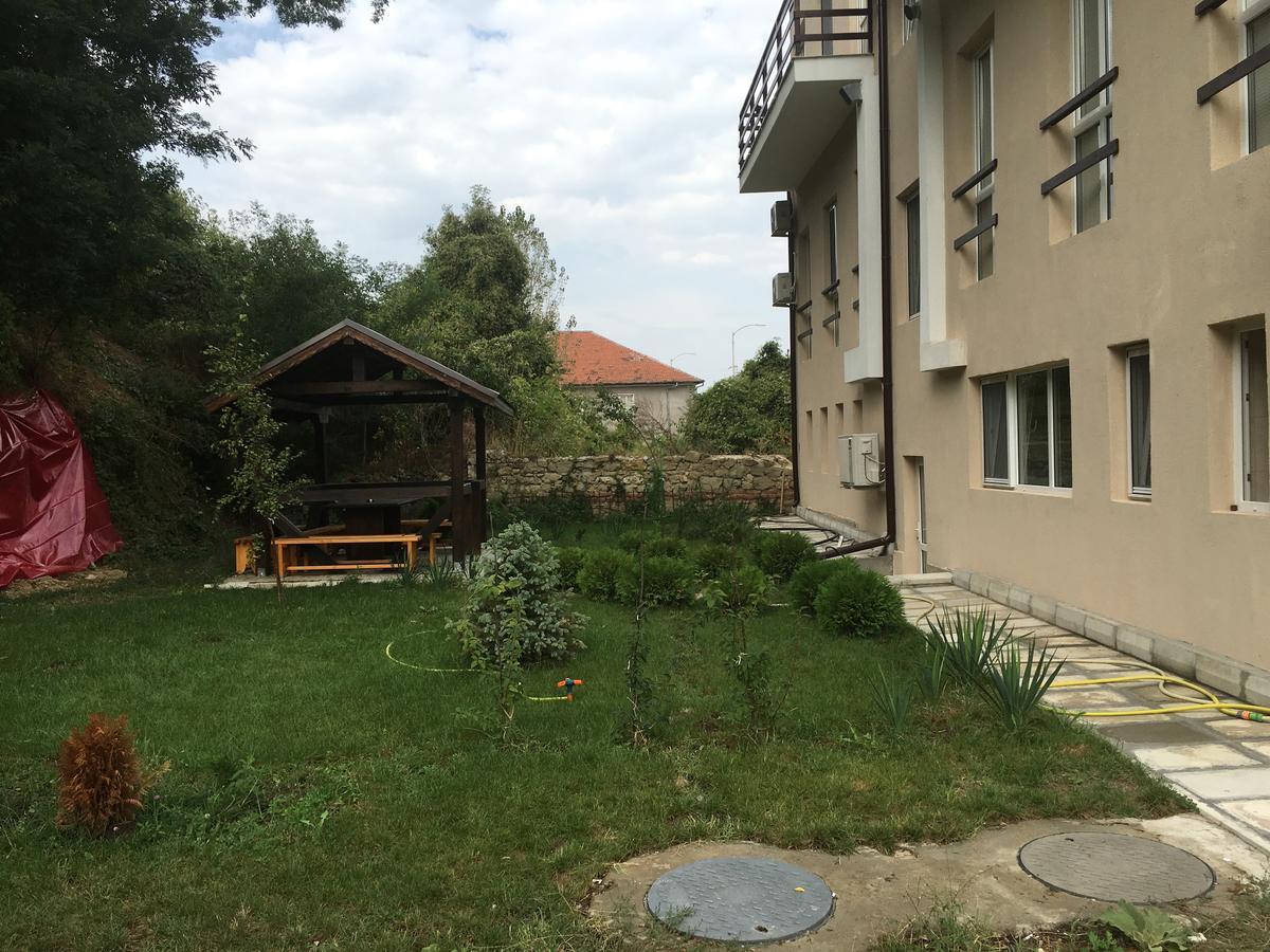 By The River Hotel Oryakhovo Buitenkant foto